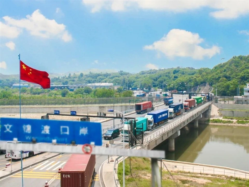 Consegna del trasporto stradale in Cina nel Regno Unito alla porta